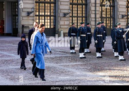 Stockholm, Konprinsessans namnsdag, Schweden, 12. März 2024. , Kronprisessan. Kronprinzessin Victoria, Prinzessin Estelle, Prinz Oscar und Prinz Daniel feiern Victorias Namenstag im Innenhof des Königspalastes in Stockholm, Schweden, Credit: Daniel Bengtsson/Alamy Live News Stockfoto