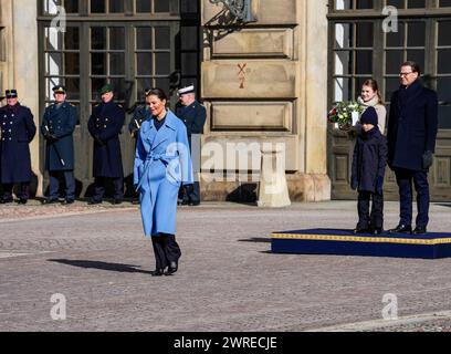 Stockholm, Konprinsessans namnsdag, Schweden, 12. März 2024. , Kronprisessan. Kronprinzessin Victoria, Prinzessin Estelle, Prinz Oscar und Prinz Daniel feiern Victorias Namenstag im Innenhof des Königspalastes in Stockholm, Schweden, Credit: Daniel Bengtsson/Alamy Live News Stockfoto