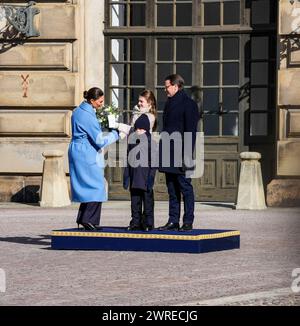 Stockholm, Konprinsessans namnsdag, Schweden, 12. März 2024. , Kronprisessan. Kronprinzessin Victoria, Prinzessin Estelle, Prinz Oscar und Prinz Daniel feiern Victorias Namenstag im Innenhof des Königspalastes in Stockholm, Schweden, Credit: Daniel Bengtsson/Alamy Live News Stockfoto