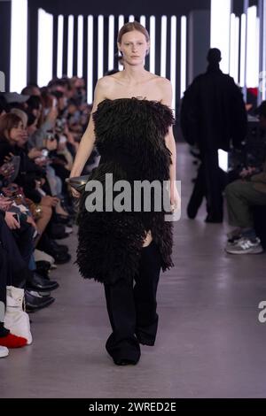 Ein Model spaziert auf dem Laufsteg auf der sacai Fashion Show während der Herbst Winter 2024 Collections Fashion Show auf der Paris Fashion Week am 4. März 2024. (Foto: Jonas Gustavsson/SIPA USA) Stockfoto