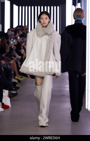 Paris, Frankreich. März 2024. Ein Model spaziert auf dem Laufsteg auf der sacai Fashion Show während der Herbst Winter 2024 Collections Fashion Show auf der Paris Fashion Week am 4. März 2024. (Foto: Jonas Gustavsson/SIPA USA) Credit: SIPA USA/Alamy Live News Stockfoto