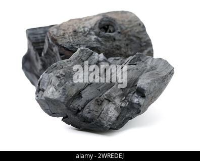 Natürliche Holzkohle, harte Holzkohle, isoliert auf weißem Hintergrund Stockfoto