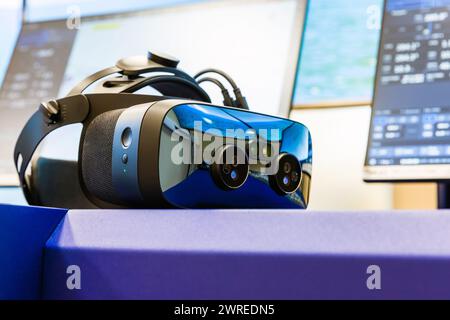 VR-Headset mit Kameras der Augmented Reality liegt auf dem Schreibtisch, Nahaufnahme mit selektivem Fokus Stockfoto