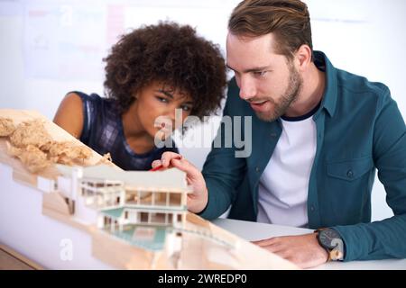 Architekt, Gebäudedesign und Geschäftsleute mit Modell, Ingenieurskunst und Kreativität in Zusammenarbeit. Teamarbeit, Ideen und Kollegen mit Stockfoto