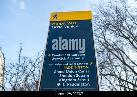 LONDON - 24. JANUAR 2024: Fußgängerschild in Maida Vale und Little Venice und Gegend von Paddington in W2 Westminster Stockfoto