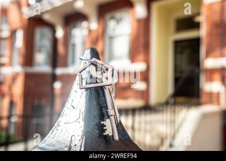 Typisches britisches Backsteinhaus mit Hausschlüsseln im Vordergrund Stockfoto