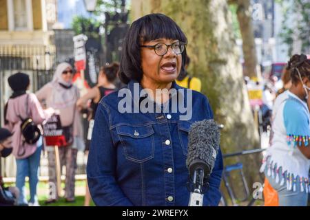 London, Vereinigtes Königreich. Juli 2021. Die Labour-Abgeordnete Diane Abbott spricht mit den Medien. Die Demonstranten hielten Reden und schlugen das Knie vor der Downing Street in Solidarität mit den englischen Fußballspielern Marcus Rashford, Bukayo Saka und Jadon Sancho nach dem Online-Rassismus, den das Trio nach dem Finale der EM 2020 zwischen England und Italien erhielt. (Quelle: Vuk Valcic / Alamy) Stockfoto