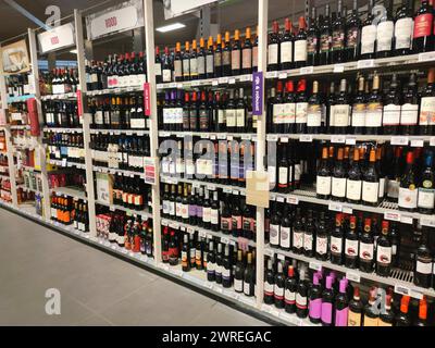 Weinregale in einem Supermarkt in Tirgu Mures, Rumänien Stockfoto
