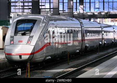 Streik der GDL am 12.03.2024 Hauptbahnhof in München. Ein ICE Zug faehrt aus dem Bahnhof,Abfahrt, *** GDL Streik am 12 03 2024 am Hauptbahnhof München verlässt ein ICE-Zug den Bahnhof, Abfahrt, Stockfoto