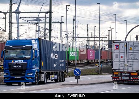 Hafen Hamburg, Container Umschlag, Bahnlinie am Container Terminal Burchardkai, Transport auf der Schiene und Straße, vom und zum Hafen, Hamburg Deutschland, Containerhafen HH *** Hafen Hamburg, Containerumschlag, Bahnlinie am Container Terminal Burchardkai, Transport per Bahn und Straße, vom und zum Hafen, Hamburg Deutschland, Containerhafen HH Stockfoto