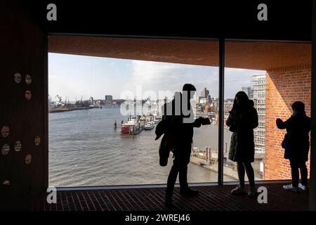 Blick aus der Besucherebene der Elbphilharmonie, Touristen auf der Elbe und Hamburg an den Landungsbrücken, Hamburg, Deutschland Elbphilharmonie *** Blick aus der Besucherebene der Elbphilharmonie, Touristen auf der Elbe und Hamburg an den Landungsbrücken, Hamburg, Deutschland Elbphilharmonie Stockfoto