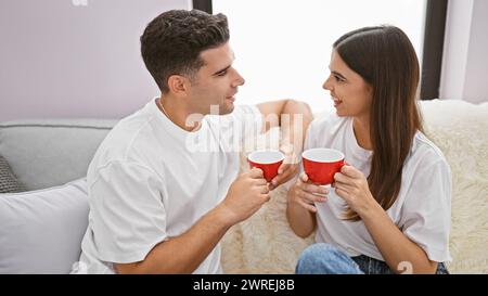 Ein liebevolles Paar genießt gemeinsam Kaffee im Haus und symbolisiert ein gemütliches, intimes Leben. Stockfoto