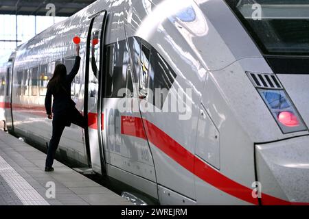 Streik der GDL am 12.03.2024 Hauptbahnhof in München. Ein ICE Zug steht zur Abfahrt bereit. Weiblicher Zugbegleiter signalisiert dem Lokführer mit roter Kelle, dass der Zug zur Abfahrt bereit ist. *** GDL-Streik am 12 03 2024 am Münchner Hauptbahnhof ist ein ICE-Zug bereit zur Abfahrt weibliche Zugbegleiterin signalisiert dem Triebfahrzeugführer mit einer roten Kelle, dass der Zug bereit ist Stockfoto