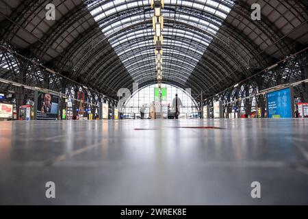 Frankfurt die Lokfuehrergewerkschaft GDL Gewerkschaft Deutscher Lokomotivführer. Hat zu einem weiter Streik im deutschen Bahnverkehr aufgerufen, 12.03.2024, Frankfurt am Main. Leere Bahnsteige am Hauptbahnhof in Frankfurt, die Lokfuehrergewerkschaft GDL Gewerkschaft Deutscher Lokomotivführer. Hat zu einem weiter Streik im deutschen Bahnverkehr aufgerufen, 12.03.2024, Frankfurt am Main. *** Frankfurt der lokomotivführerverband GDL Gewerkschaft Deutscher Lokomotivführer hat zu einem weiteren Streik im deutschen Schienenverkehr aufgerufen, 12 03 2024, Frankfurt am Main Leerbahnsteige am Hauptbahnhof Stockfoto