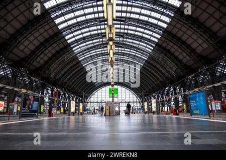 Frankfurt die Lokfuehrergewerkschaft GDL Gewerkschaft Deutscher Lokomotivführer. Hat zu einem weiter Streik im deutschen Bahnverkehr aufgerufen, 12.03.2024, Frankfurt am Main. Leere Bahnsteige am Hauptbahnhof in Frankfurt, die Lokfuehrergewerkschaft GDL Gewerkschaft Deutscher Lokomotivführer. Hat zu einem weiter Streik im deutschen Bahnverkehr aufgerufen, 12.03.2024, Frankfurt am Main. *** Frankfurt der lokomotivführerverband GDL Gewerkschaft Deutscher Lokomotivführer hat zu einem weiteren Streik im deutschen Schienenverkehr aufgerufen, 12 03 2024, Frankfurt am Main Leerbahnsteige am Hauptbahnhof Stockfoto