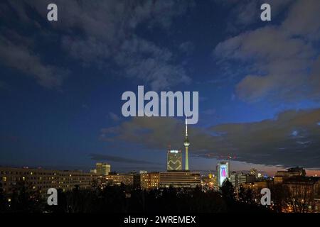 REKORDDATUM NICHT ANGEGEBEN Alexanderplatz im Abendhimmel der Berliner Alexanderplatz in der Abenddämerung. Während des Lockdowns in der Corona Pandemie beleuchtete das Park Inn Hotel am Alexanderplatz seine Gästezimmer in Form eines Herzens. Berlin-Mitte Berlin Deutschland *** Alexanderplatz am Abendhimmel Berlins Alexanderplatz in der Abenddämmerung während der Abriegelung in der Corona-Pandemie beleuchtete das Park Inn Hotel am Alexanderplatz seine Gästezimmer in Form eines Herzens Berlin Mitte Berlin Deutschland Stockfoto