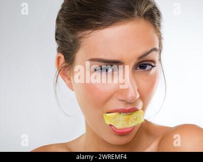 Frau, Porträt und Apfel zum Essen im Studio mit Wellness Detox, gesunder Ernährung und Ernährungsdiät. Modell, Mensch und Obst für Bio-Kosmetik Stockfoto