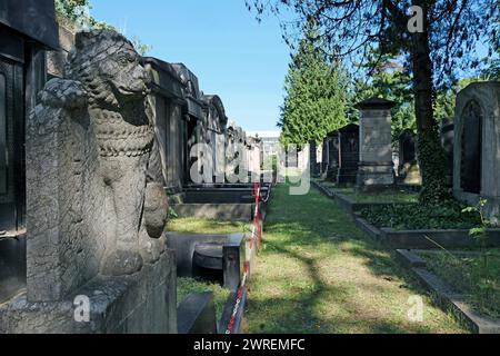 Dresden, neuer Jüdischer Friedhof in Dresden-Johannstadt, an der Fiedlerstraße liegt der neue Jüdische Friedhof. Auf einer Fläche von fast 14 Hektar gibt es hier ca. 3,000 Grabstellen. Er ist der gößte jüdische Friedhof in Sachsen. Am Eingang befindet sich die zentrale Totenhalle, die seit 1950 als Synagoge genutzt wird. Auf dem Dach der Totenhalle befindet sich ein DUPLIKAT des Davidsternes der Semper-Synagoge, die während des 2. Die Kriege wurden zerstört. Dresden Johannstadt-Nord Sachsen Deutschland *** Dresden, neuer jüdischer Friedhof in Dresden Johannstadt, an der Fiedlerstraße, liegt der neue Jüdische Friedhof Stockfoto