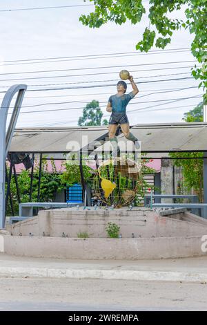 San Miguel de Tucuman, Argentinien - 18. Januar 2024: Skulptur von Diego Armando Maradona in Famailla Tucuman Argentinien. Stockfoto