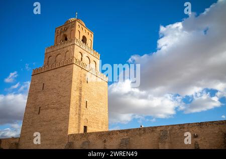 Das Minarett der Großen Moschee von Kairouan oder Moschee von Uqba aus dem 9. Jahrhundert in Kairouan, Tunesien. Stockfoto