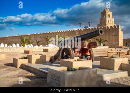 Die antike Ramadan-Kanone verkündete das Ende des täglichen Fastens neben der Großen Moschee von Kairouan oder Moschee von Uqba in Kairouan, Tunesien. T Stockfoto