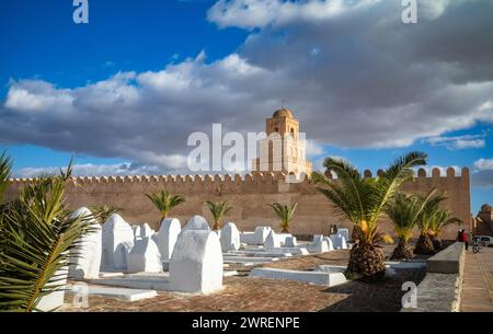 Der Ouled Farhane Friedhof neben der Großen Moschee von Kairouan oder Moschee von Uqba in Kairouan, Tunesien. Die Moschee gehört zum UNESCO-Weltkulturerbe A Stockfoto