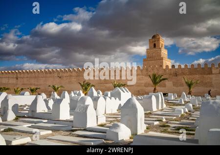 Der Ouled Farhane Friedhof neben der Großen Moschee von Kairouan oder Moschee von Uqba in Kairouan, Tunesien. Die Moschee gehört zum UNESCO-Weltkulturerbe A Stockfoto