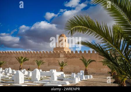 Der Ouled Farhane Friedhof neben der Großen Moschee von Kairouan oder Moschee von Uqba in Kairouan, Tunesien. Die Moschee gehört zum UNESCO-Weltkulturerbe A Stockfoto