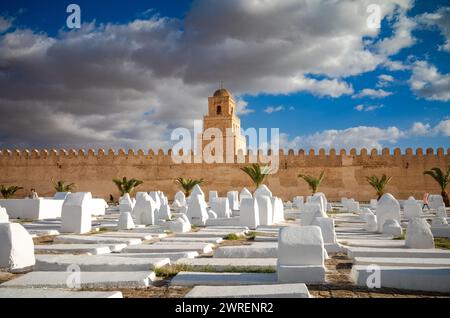 Der Ouled Farhane Friedhof neben der Großen Moschee von Kairouan oder Moschee von Uqba in Kairouan, Tunesien. Die Moschee gehört zum UNESCO-Weltkulturerbe A Stockfoto