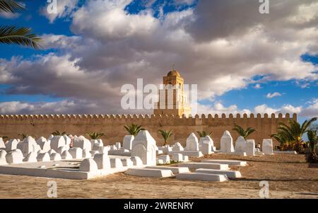 Der Ouled Farhane Friedhof neben der Großen Moschee von Kairouan oder Moschee von Uqba in Kairouan, Tunesien. Die Moschee gehört zum UNESCO-Weltkulturerbe A Stockfoto