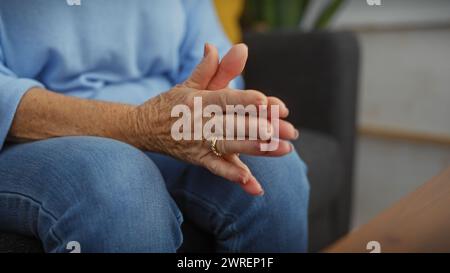 Hände älterer Frauen mit Ehering in einer ungezwungenen Atmosphäre, die Freizeit, Komfort und Entspannung bedeutet. Stockfoto