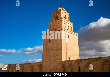 Das Minarett der Großen Moschee von Kairouan oder Moschee von Uqba aus dem 9. Jahrhundert in Kairouan, Tunesien. Stockfoto