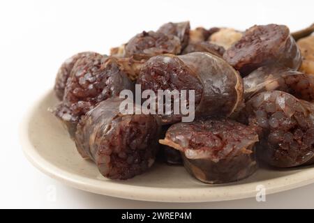 Eisbecher und Schweinedärme auf weißem Hintergrund Stockfoto
