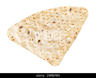 Einzelner Tortilla-Chip isoliert auf weißem Hintergrund, zeigt Details und Textur des Snacks. Stockfoto