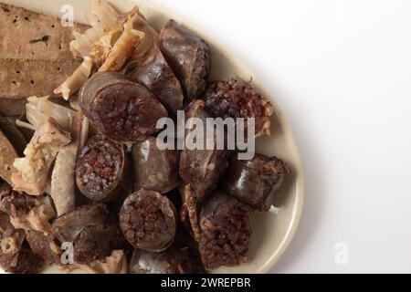 Eisbecher und Schweinedärme auf weißem Hintergrund Stockfoto