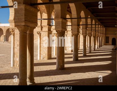 Eine bogenförmige kolonade im Innenhof der Großen Moschee von Kairouan oder Moschee von Uqba in Kairouan, Tunesien. Stockfoto