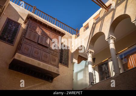 Ein traditionelles altes Kaufmannshaus mit einem kunstvoll geschnitzten Holzbalkon in der Medina von Kairouan, Tunesien. Kairouan ist die viertheiligste Stadt in mir Stockfoto