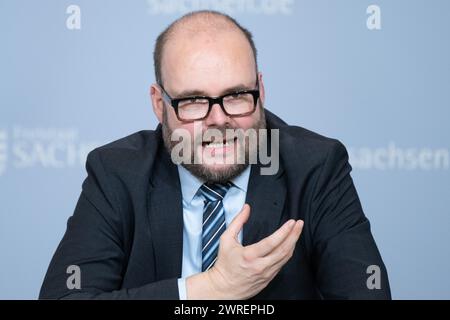 Dresden, Deutschland. März 2024. Christian Piwarz (CDU), sächsischer Minister für Bildung und Kultur, spricht auf einer Kabinettspressekonferenz. Piwarz stellte unter anderem die geplanten Änderungen des Grundschulzeitplans vor. Quelle: Sebastian Kahnert/dpa/Alamy Live News Stockfoto