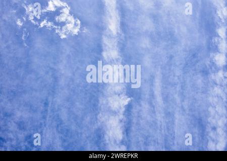 Ein heiterer Himmel mit schroffen Wolken, der Ruhe und Weite in einer einfachen natürlichen Kulisse weckt. Stockfoto