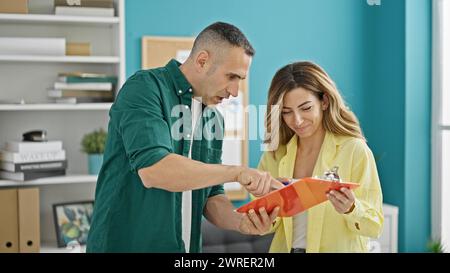 Geschäftsleute lesen Dokumente, arbeiten im Büro Stockfoto