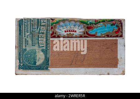 Alte alte Henry Clay Habana Zigarrenbox isoliert auf weißem Hintergrund - untere Basis Stockfoto