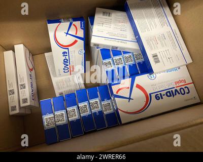 Eine Box mit COVID-19-Testkits zu Hause, am Freitag, den 8. März 2024, in New York. (© Richard B. Levine) Stockfoto