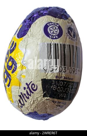 Cadbury White Creme Ei mit Barcode und Mindesthaltbarkeitsfolie isoliert auf weißem Hintergrund gewickelt Stockfoto