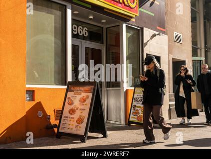 Ein Pollo Campero Hühnerrestaurant in Midtown Manhattan in New York am Freitag, den 8. März 2024. Die guatemaltekische Hähnchenkette hat fast 400 Standorte, davon 70 in den Vereinigten Staaten. (© Richard B. Levine) Stockfoto