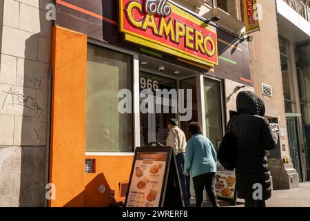 Ein Pollo Campero Hühnerrestaurant in Midtown Manhattan in New York am Freitag, den 8. März 2024. Die guatemaltekische Hähnchenkette hat fast 400 Standorte, davon 70 in den Vereinigten Staaten. (© Richard B. Levine) Stockfoto