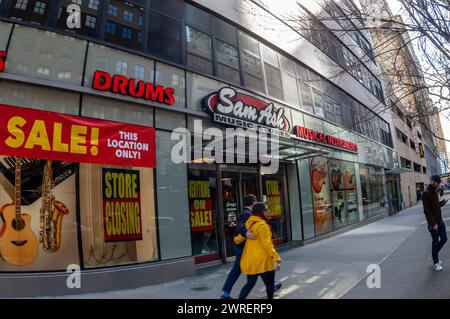 Ein Sam Ash Music Store in der West 34th Street in Midtown in New York ist mit Bannern geschmückt, die die Schließung der Geschäfte am Sonntag, den 10. März 2024, ankündigen. Im Rahmen einer Umstrukturierung schließt der Musikhändler Sam Ash 18 seiner 44 Filialen im ganzen Land. (© Richard B. Levine) Stockfoto