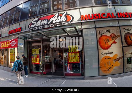 Ein Sam Ash Music Store in der West 34th Street in Midtown in New York ist mit Bannern geschmückt, die die Schließung der Geschäfte am Sonntag, den 10. März 2024, ankündigen. Im Rahmen einer Umstrukturierung schließt der Musikhändler Sam Ash 18 seiner 44 Filialen im ganzen Land. (© Richard B. Levine) Stockfoto