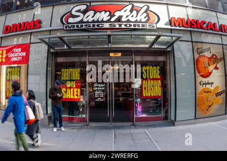 Ein Sam Ash Music Store in der West 34th Street in Midtown in New York ist mit Bannern geschmückt, die die Schließung der Geschäfte am Sonntag, den 10. März 2024, ankündigen. Im Rahmen einer Umstrukturierung schließt der Musikhändler Sam Ash 18 seiner 44 Filialen im ganzen Land. (© Richard B. Levine) Stockfoto