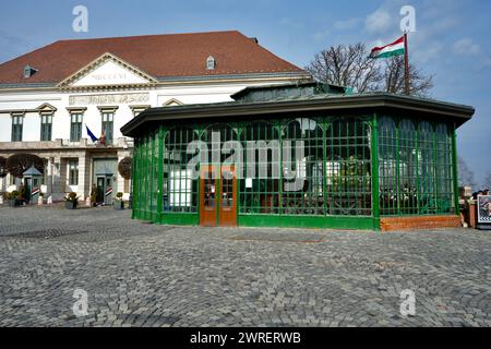 Das Triebwerkshaus der Seilbahn mit dem Sándor-Palast und den Wachen dahinter. Stockfoto