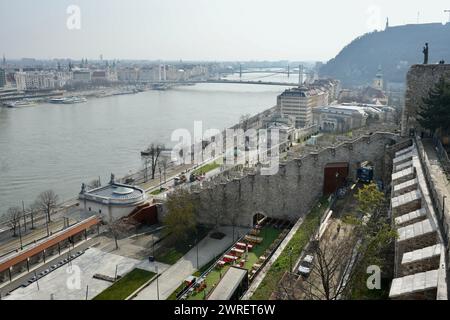 Die Donau und Budapest von der Budaer Burg aus gesehen, mit Blick auf die Statue der Vigin Maria. Stockfoto